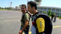 چتربازی سقوط آزاد آیدین زواره ای در فرودگاه رامسر
